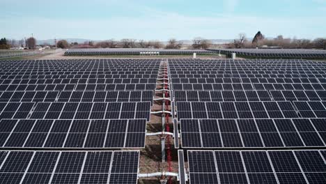 filas horizontales de paneles solares de energía verde neutra en carbono, generación de energía, antena.