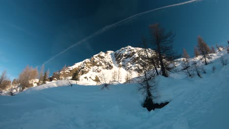 Sich-Durch-Eine-Landschaft-Bewegen-Und-Einen-Schneebedeckten-Berg-Mit-Dunkelblauem-Himmel-Betrachten