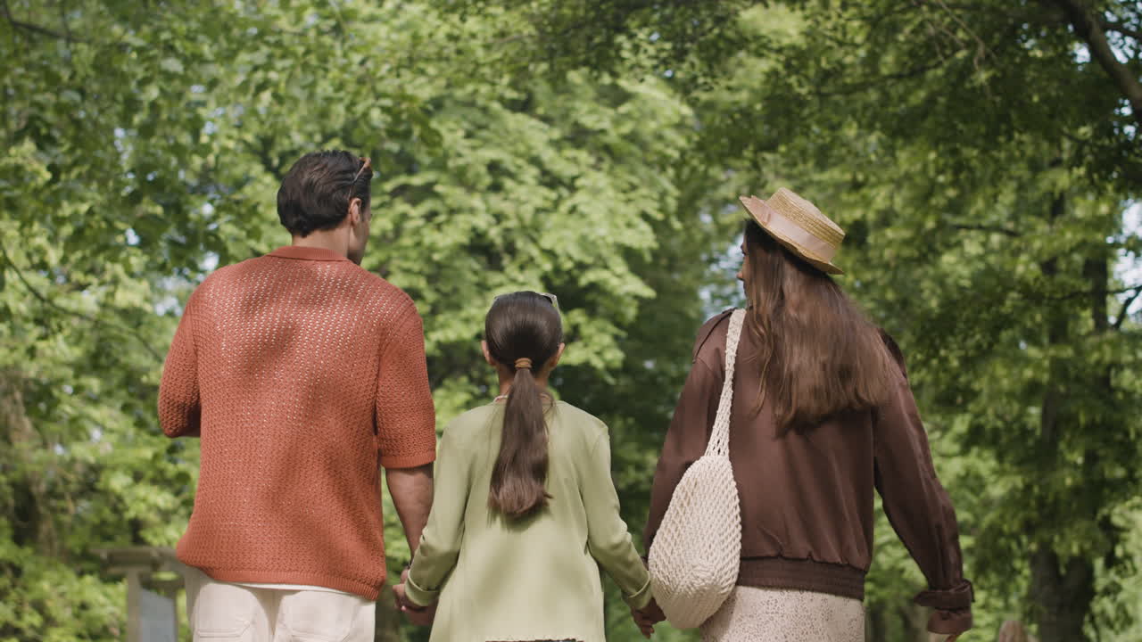 공원 에서 산책 하는 가족