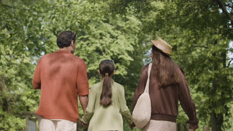 familia caminando en un parque