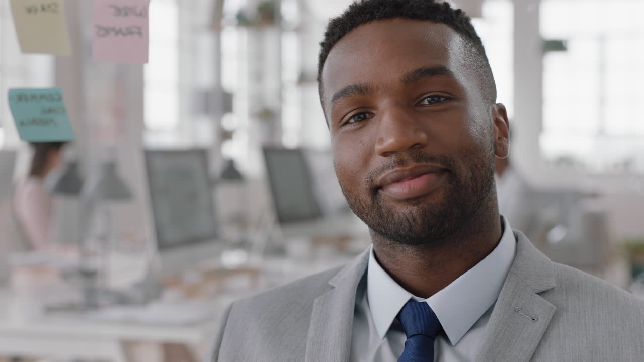 retrato feliz hombre de negocios afroamericano sonriente emprendedor confiado disfrutando de una exitosa empresa de nueva creación orgulloso gerente en el espacio de trabajo de la oficina