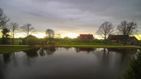 Sonnenuntergang-über-Einer-Ländlichen-Umgebung-Auf-Einem-Feld-Am-Ufer-Eines-Sees-Im-Herbst