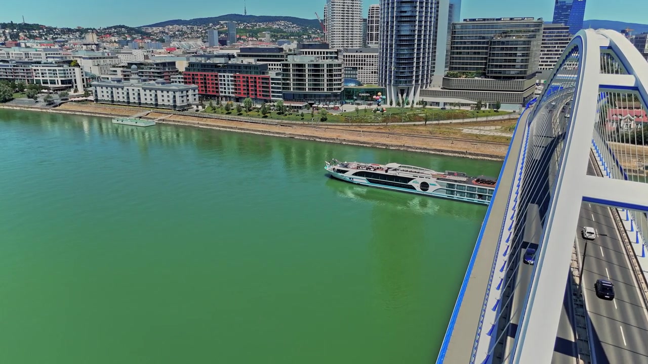 Ponte sul fiume Danubio a Bratislava durante il traffico diurno