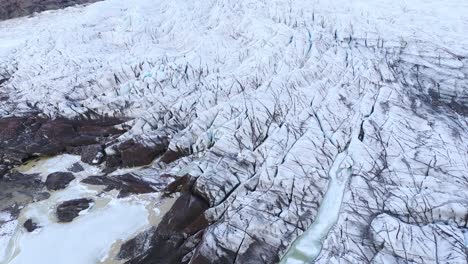 derretimiento de hielo y rocas debajo de la capa de hielo de los glaciares en valles de montaña