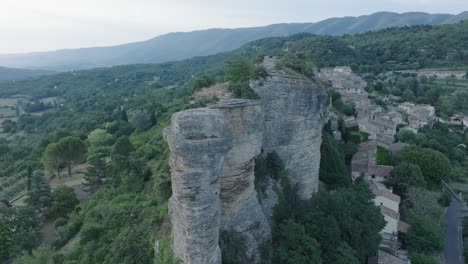 Luftdrohne-Luberon-Provence-Saignon-Frankreich-Mittelalterliche-Stadt-Bei-Sonnenaufgang