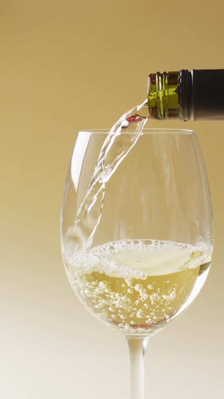 Video verticale di vino bianco che si versa in un bicchiere