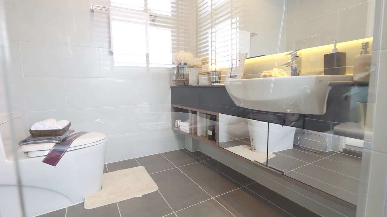 baño de azulejos gris elegancia con bañera