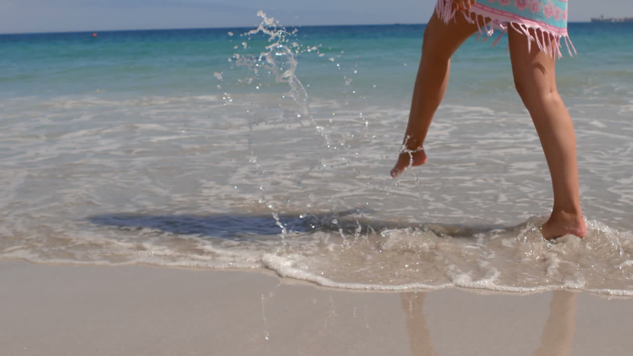 mujer caminando en el agua