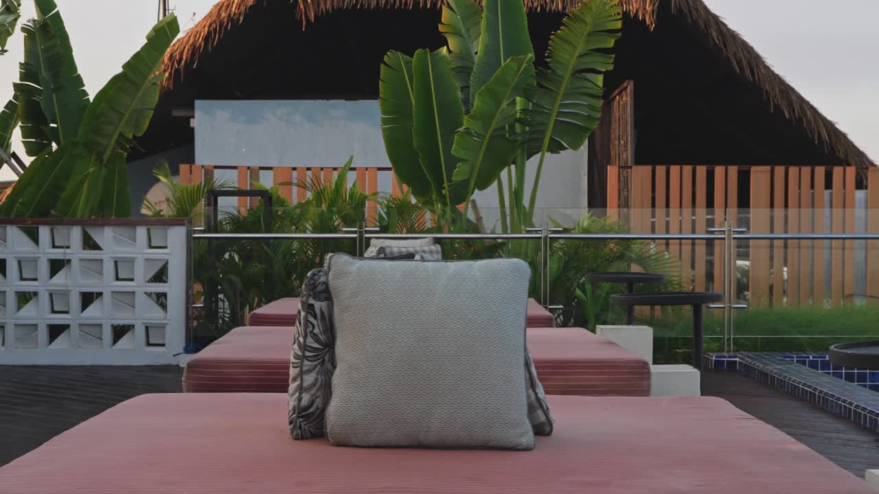 slow mo pan en el gimbal - piscina en la azotea del hotel salas de sol al amanecer