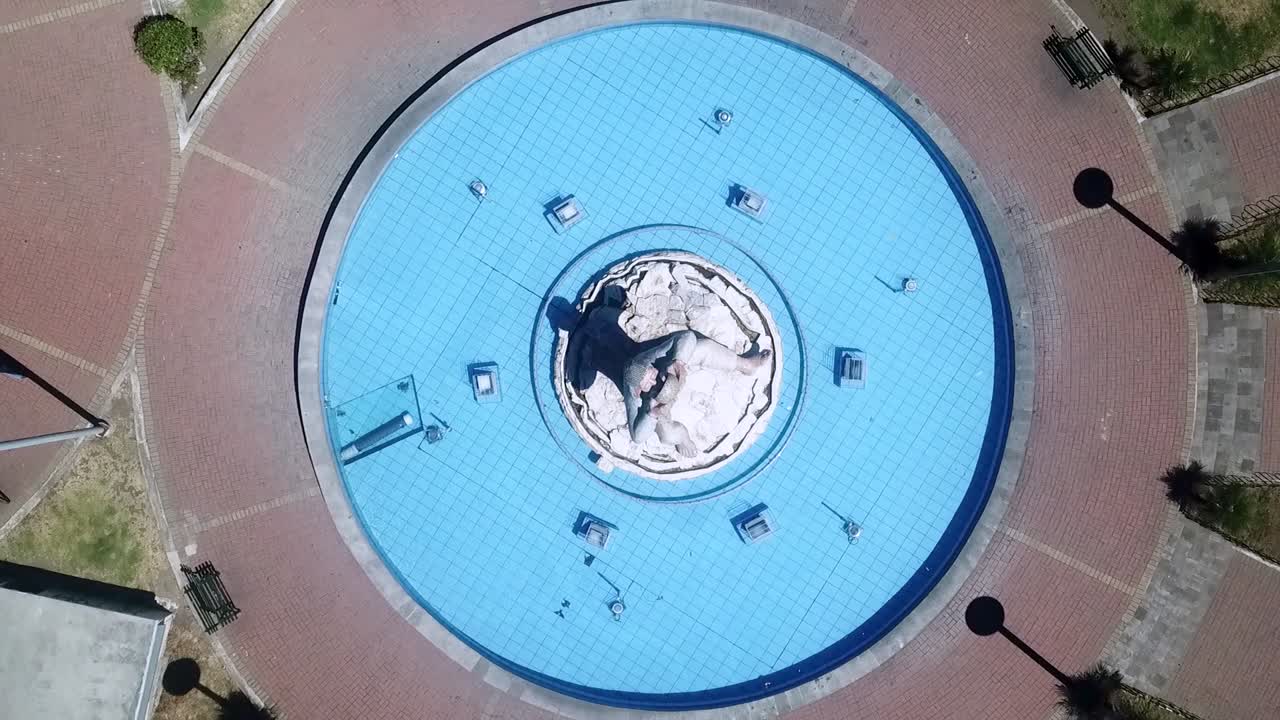 에 ⁇ 도르 의 키토 에 있는 에두아르도 킹맨 공원 에 있는 목마름 기념물 분수