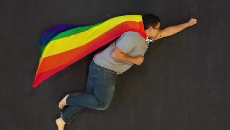 superhéroe gay volando por el cielo nocturno