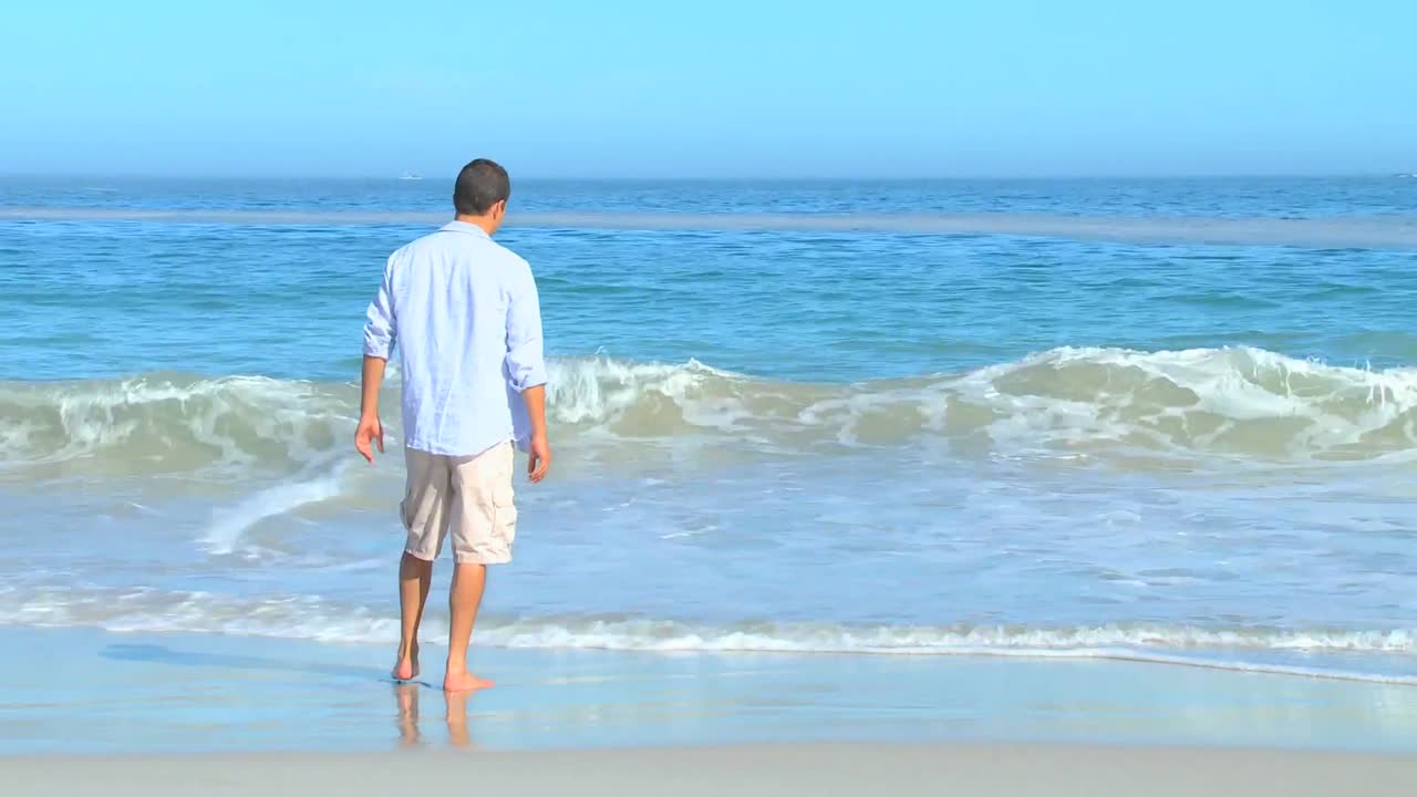 hombre en el borde del mar