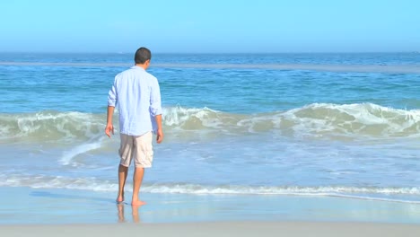 hombre en el borde del mar