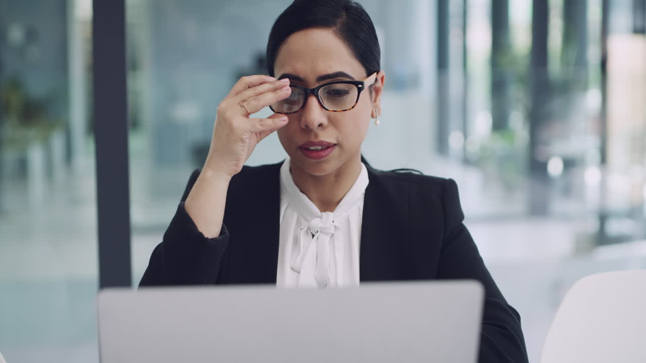 내 눈이 긴장을 느끼기 시작했어요.