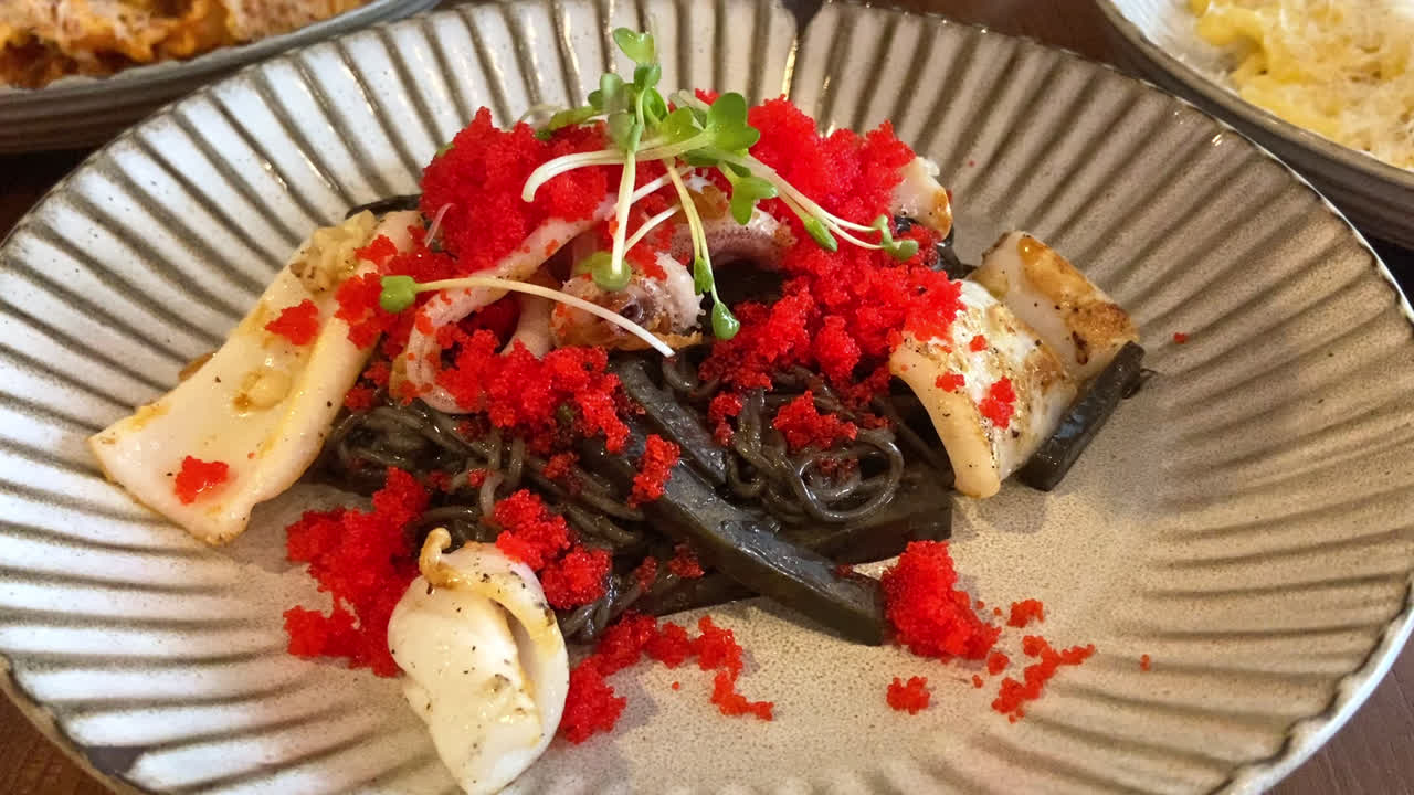 espaguetis negros con pulpo y limón