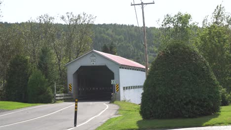 Pont-couvert-Des-Anses-Saint-Jean-historic-covered-bridge-in-Gaspesie,-Quebec,-Canada