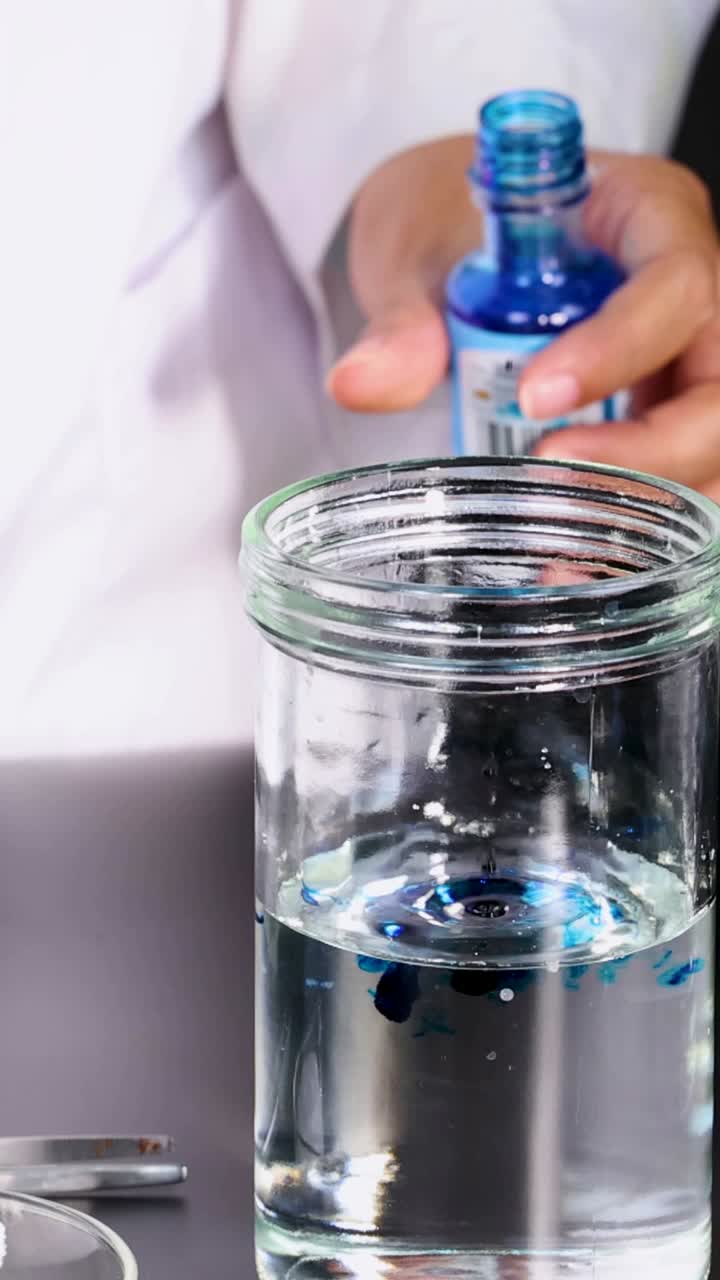 experimento con hielo seco, agua y tinte alimentario