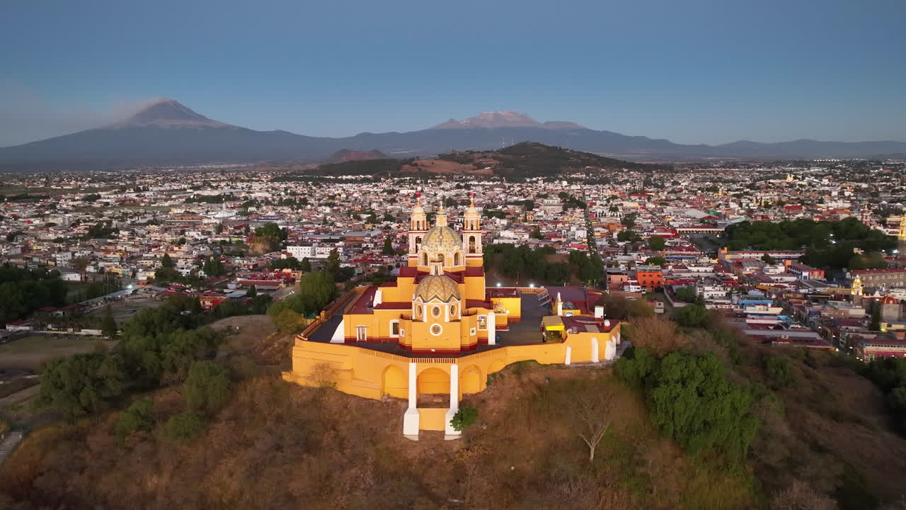 Vista aerea che circonda la chiesa di Nostra Signora dei Rimedi a San Andrés Cholula, Messico.