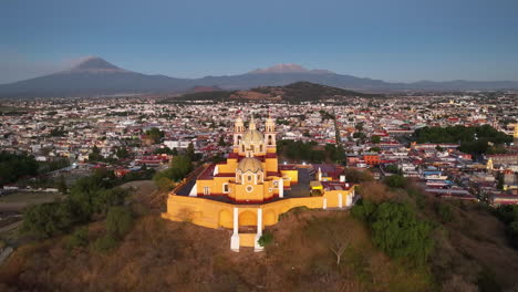 Vista-Aérea-Rodeando-La-Iglesia-De-Nuestra-Señora-De-Los-Remedios-En-San-Andrés-Cholula,-México.