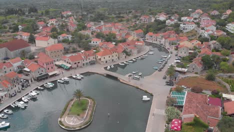 barco tradicional puerto deportivo en croacia