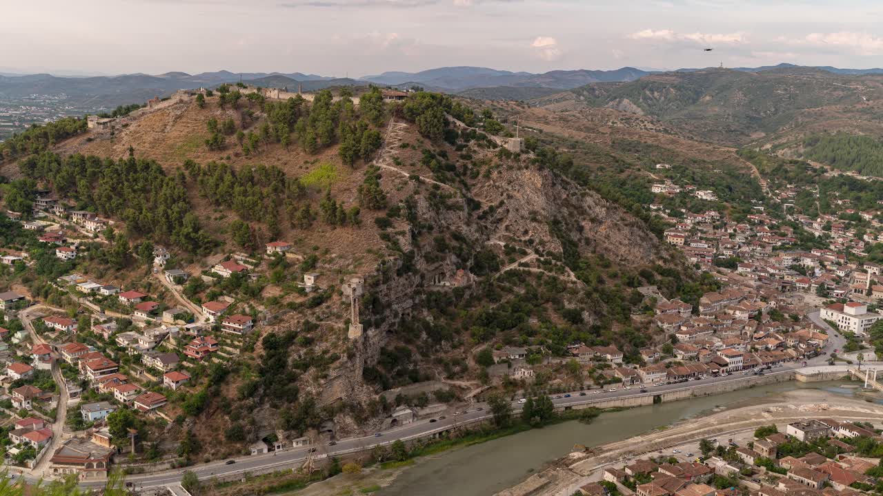 panorámica lenta por encima de berat con colinas y nubes en movimiento - vista de lapso de tiempo