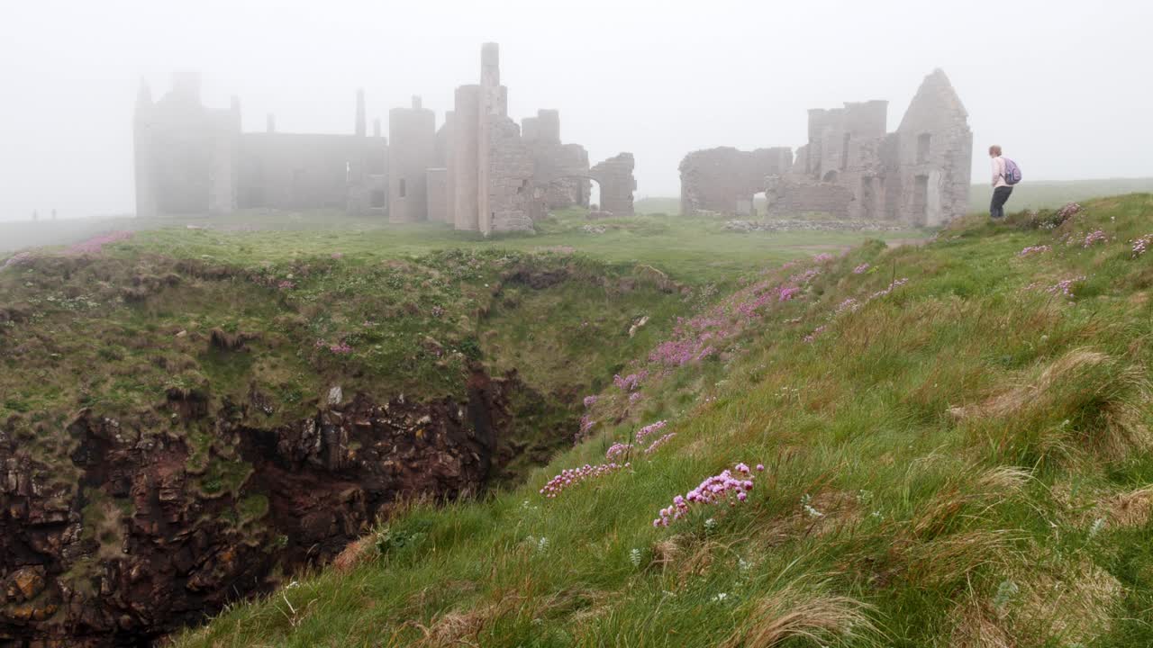 레이디 워커는 가파른 도랑을 지나 북쪽에서 슬레인의 성으로 접근합니다.
