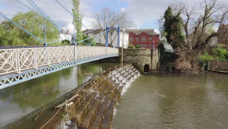 Puente-De-Hierro-Adornado-Que-Cruza-Un-Desgaste-Fluido-En-Un-Parque-En-Leamington-Spa-En-Un-Día-Soleado