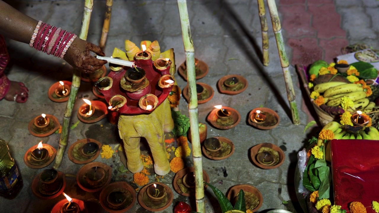 Cerimonia di culto indù tradizionale con offerte per il Chhath Puja e lampade di terracotta luminose, la foto è scattata durante la celebrazione del sacro Chhath Puja.