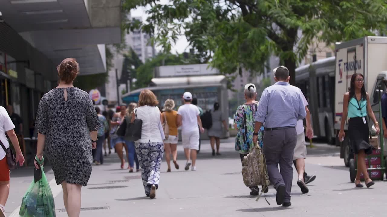 바쁜 도시 산책로 를 고 있는 사람 들