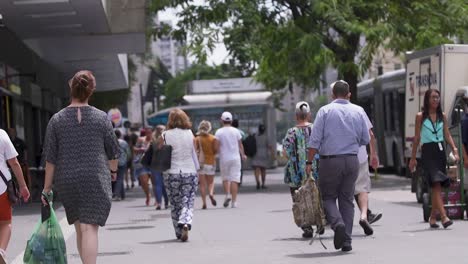 personas caminando por una acera ocupada de la ciudad