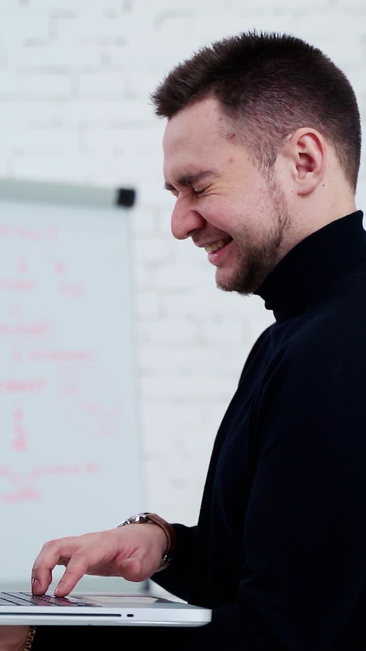 Hombre que trabaja en la computadora portátil en la oficina