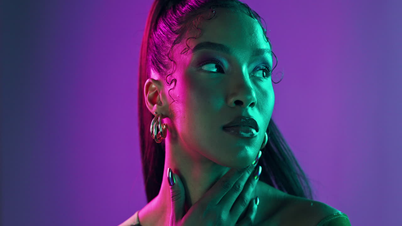 retrato de mujer elegante con iluminación de neón