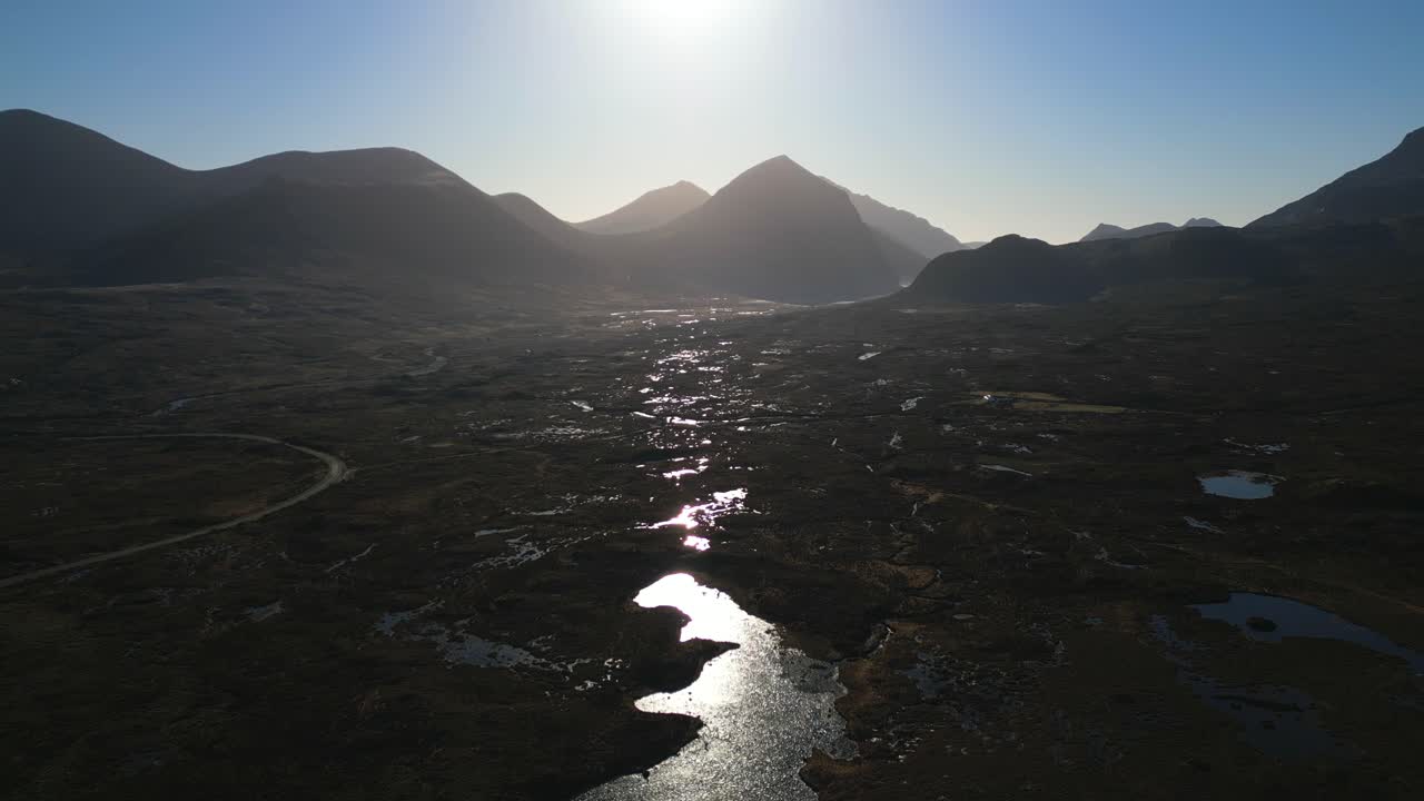 Langsom fremvisning af den skotske vildmark ved daggry med silhuetter af Cuillin-bjergene ved Sligachan på Isle of Skye.