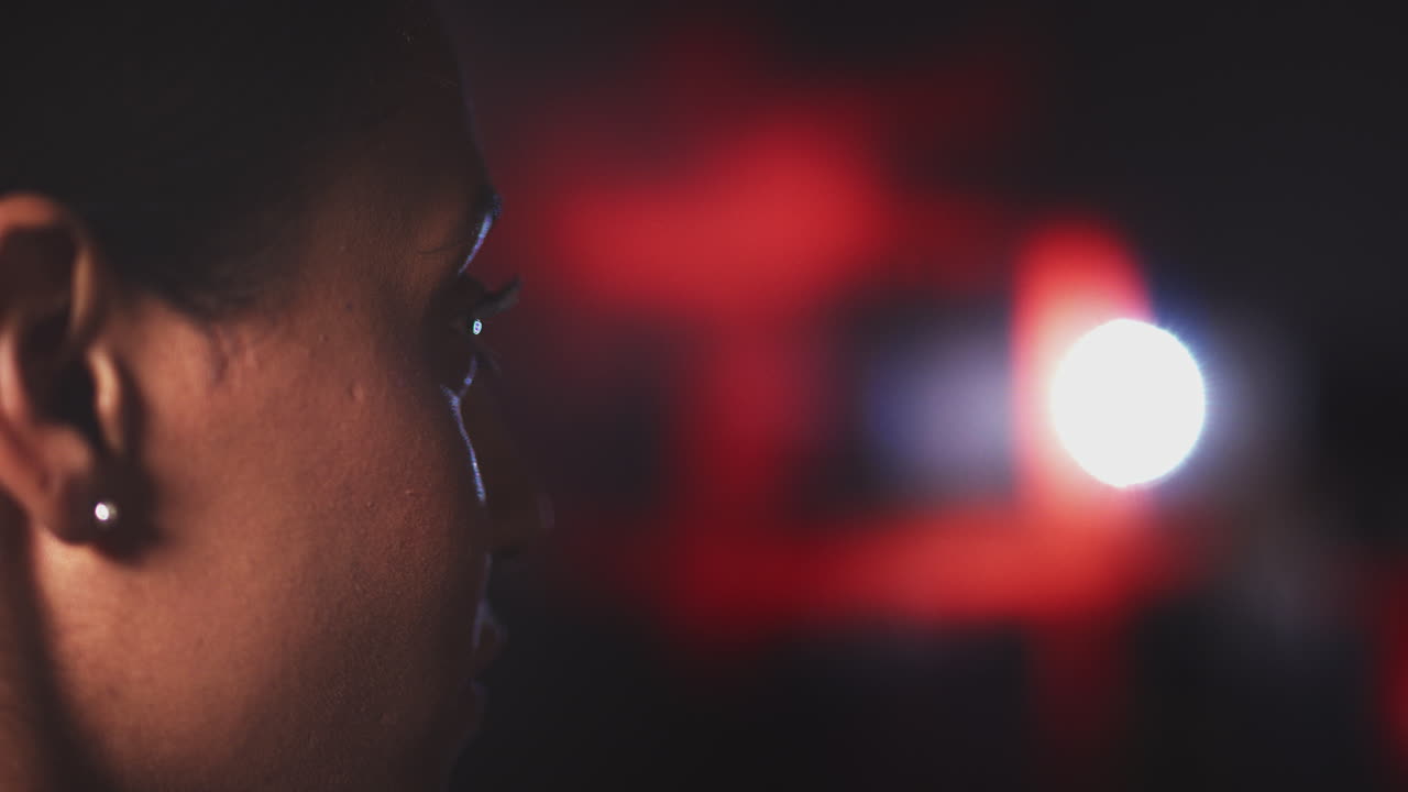 concepto de tecnología de reconocimiento facial como mujer tiene la luz brilló en su rostro