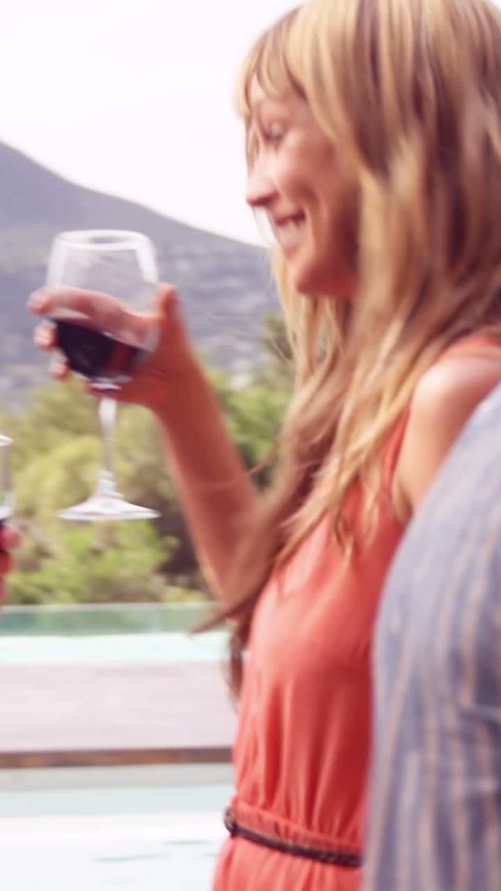 행복 한 친구 들 이 함께 술 을 마시는 것