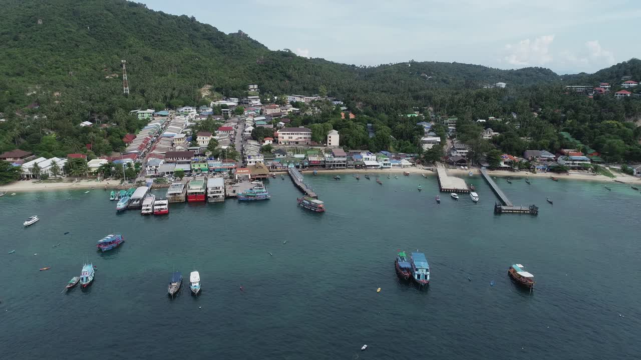 vista aérea de una isla tropical con barcos atracados en un muelle