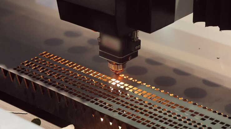 Taglio laser CNC di metallo, moderna tecnologia industriale.
