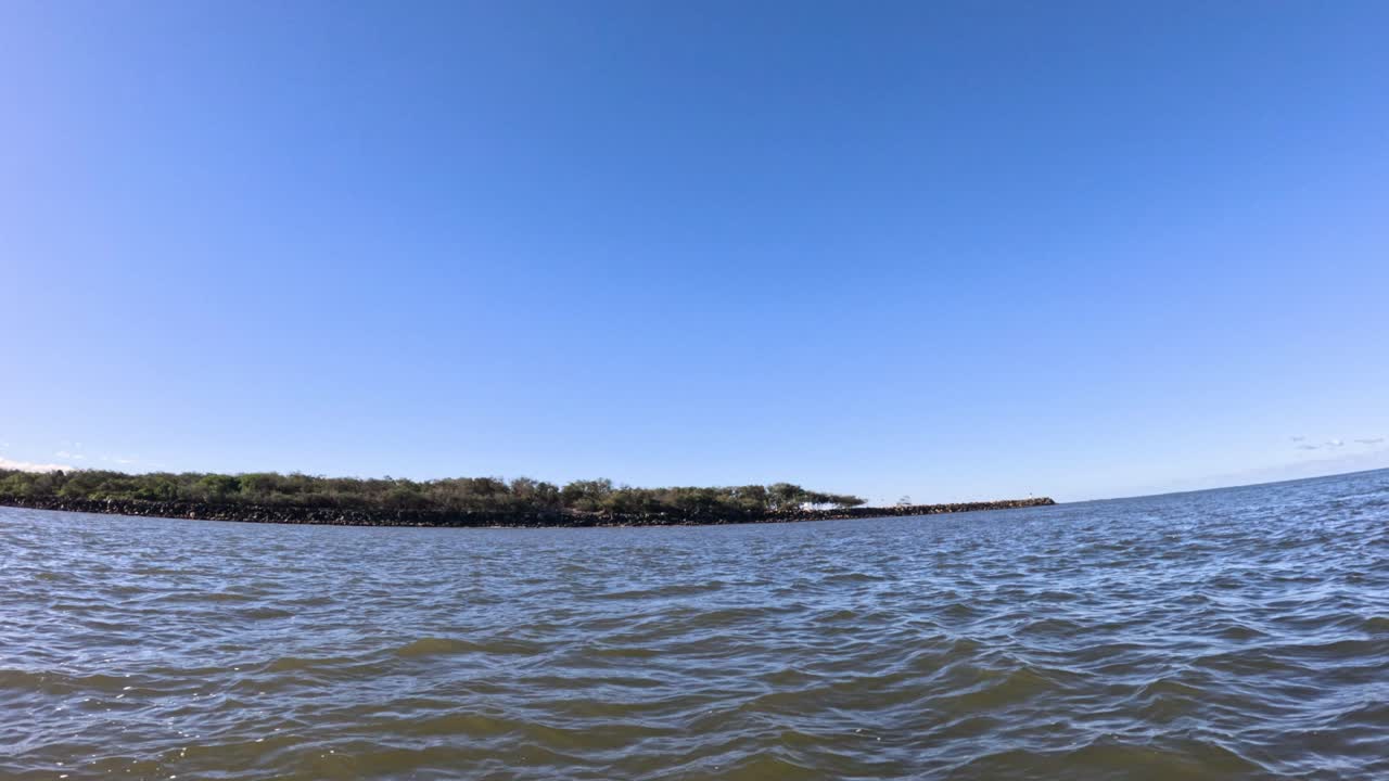 은 파란 하늘 아래 평온한 바다 파도