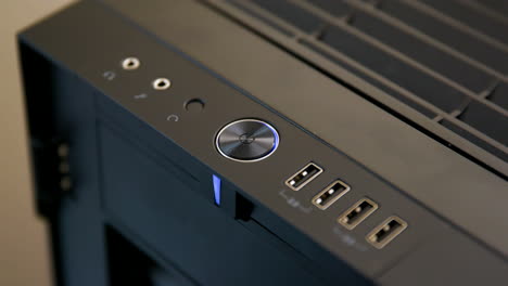 el hombre presiona el botón de encendido para encender la computadora de escritorio