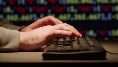 persona escribiendo en un teclado por la noche