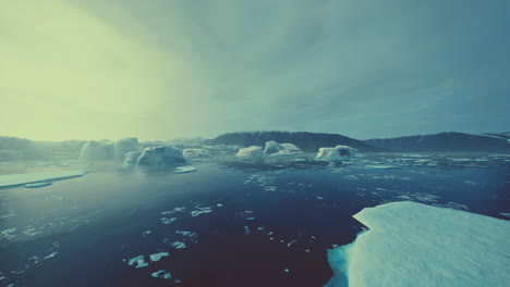 des icebergs bleus de l'antarctique avec un paysage antarctique gelé et recouvert de neige