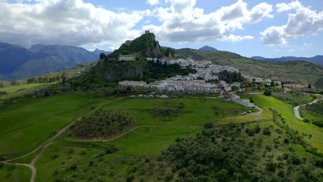 montañas verdes en las tierras altas