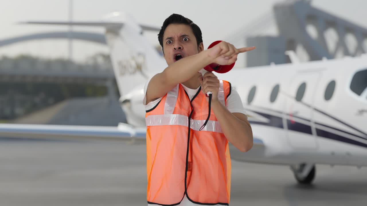 trabajador del personal de tierra del aeropuerto indio enojado protestando