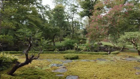 Traditioneller-Japanischer-Garten-Und-Haus