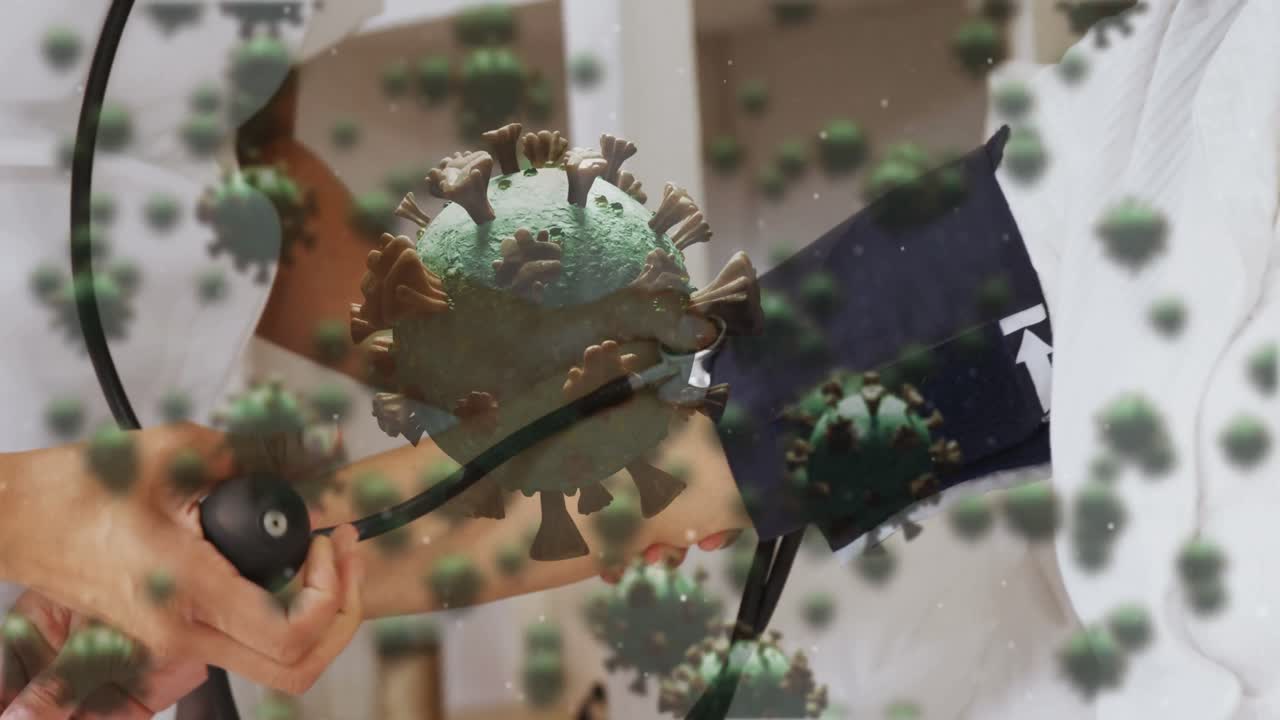 múltiples células de covid-19 contra la sección media de un trabajador de la salud que comprueba la presión arterial de una mujer mayor