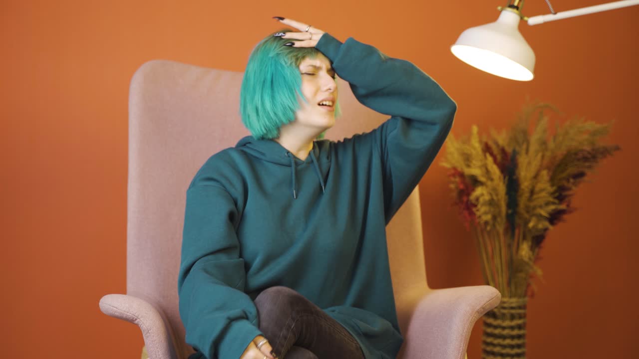 분노로 폭발하는 젊은 여성.