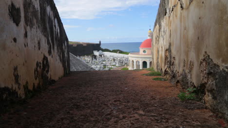 Vista-De-La-Capilla-Del-Cementerio-De-Santa-María-En-La-Costa-Del-Océano-Atlántico-En-El-Viejo-San-Juan,-Puerto-Rico