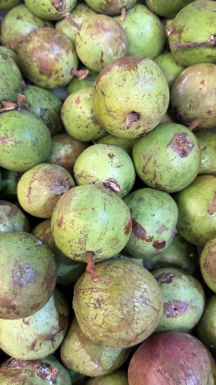 Frutti di guava verdi freschi impilati insieme