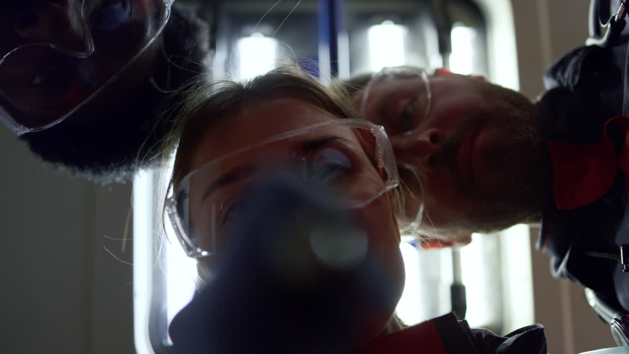 médicos de emergencia chequeando la reacción de los ojos de la víctima