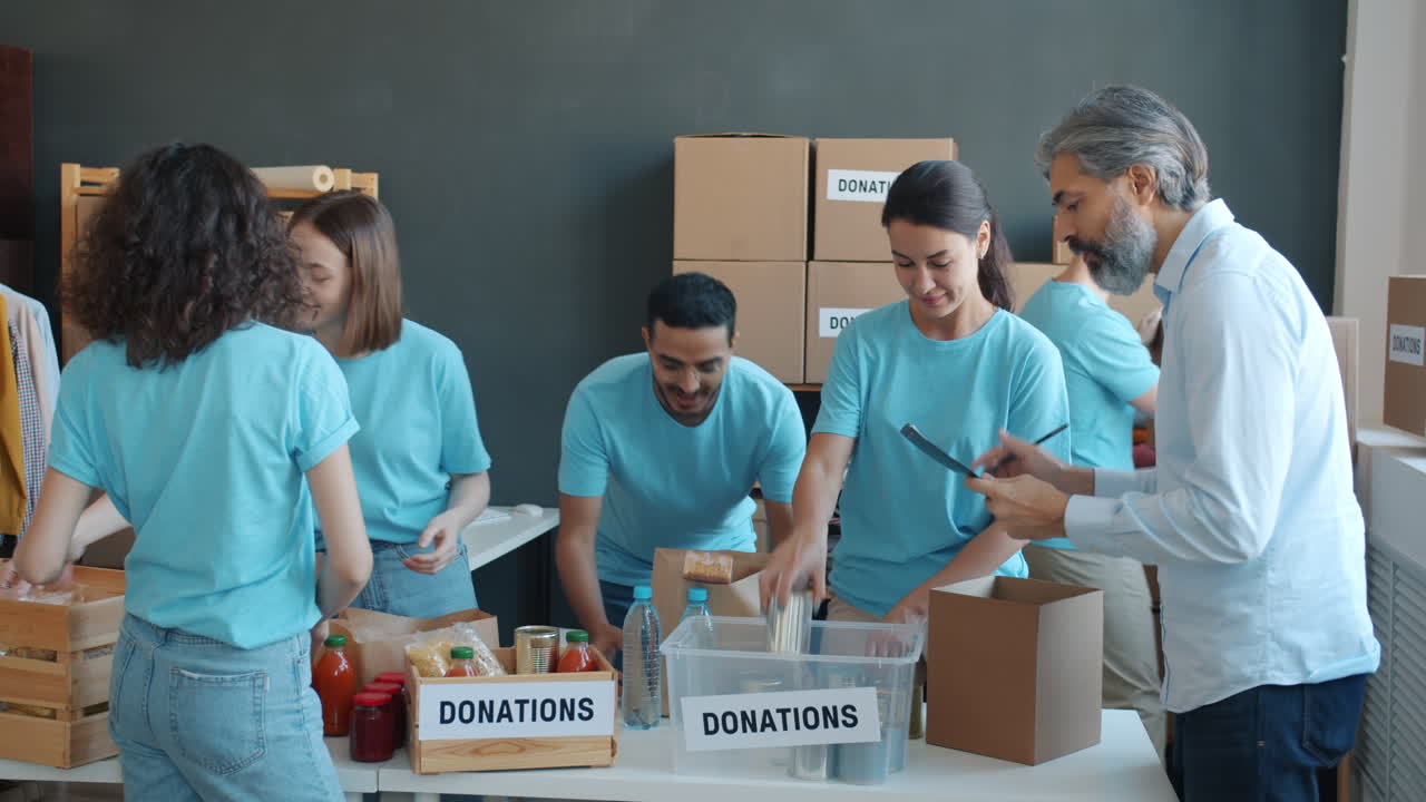 Frivillige sorterer og pakker donationer